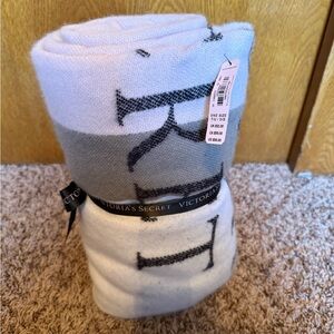 NWT VICTORIA'S SECRET LIMITED EDITION THROW BLANKET